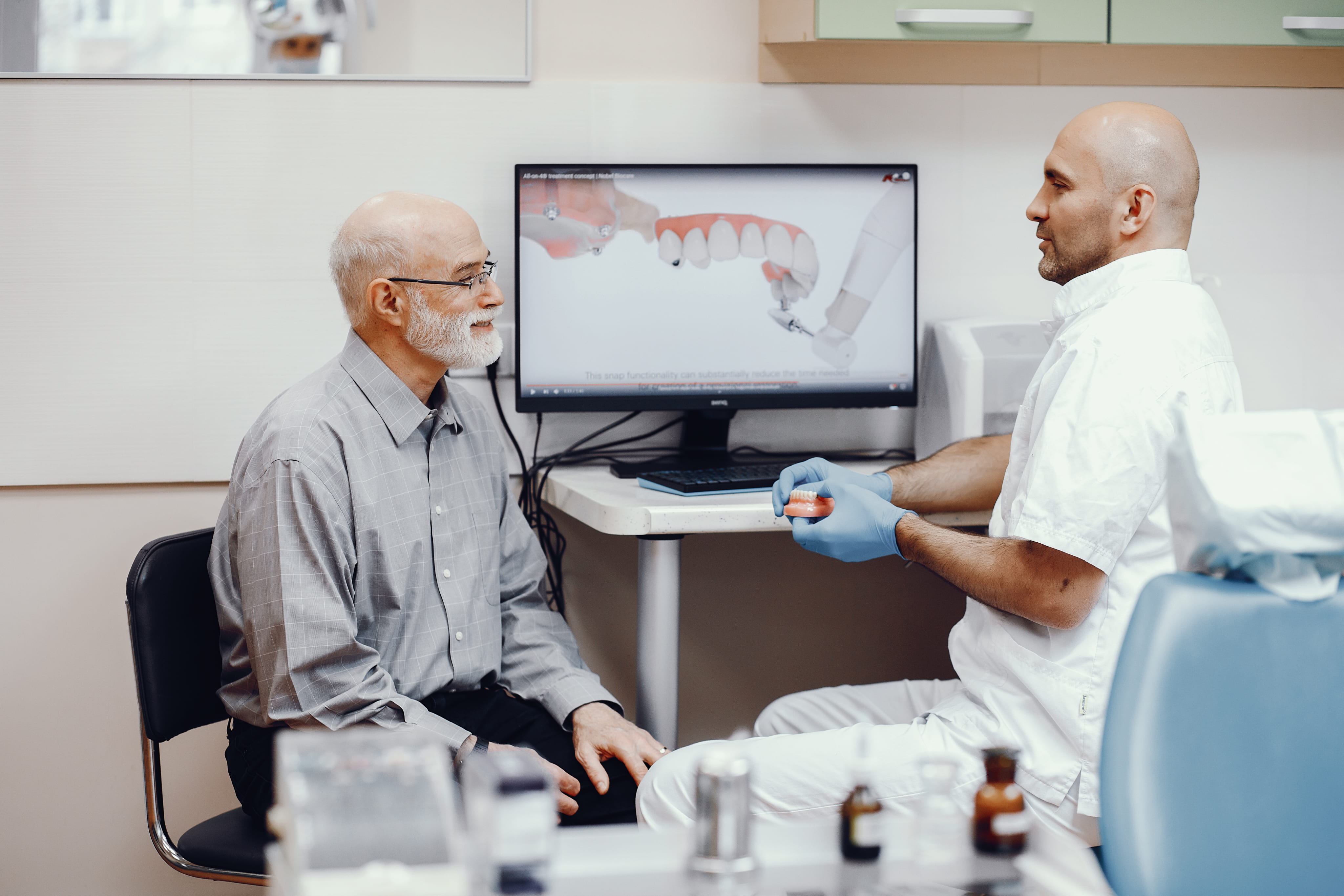 Dentiste expliquant un plan de traitement