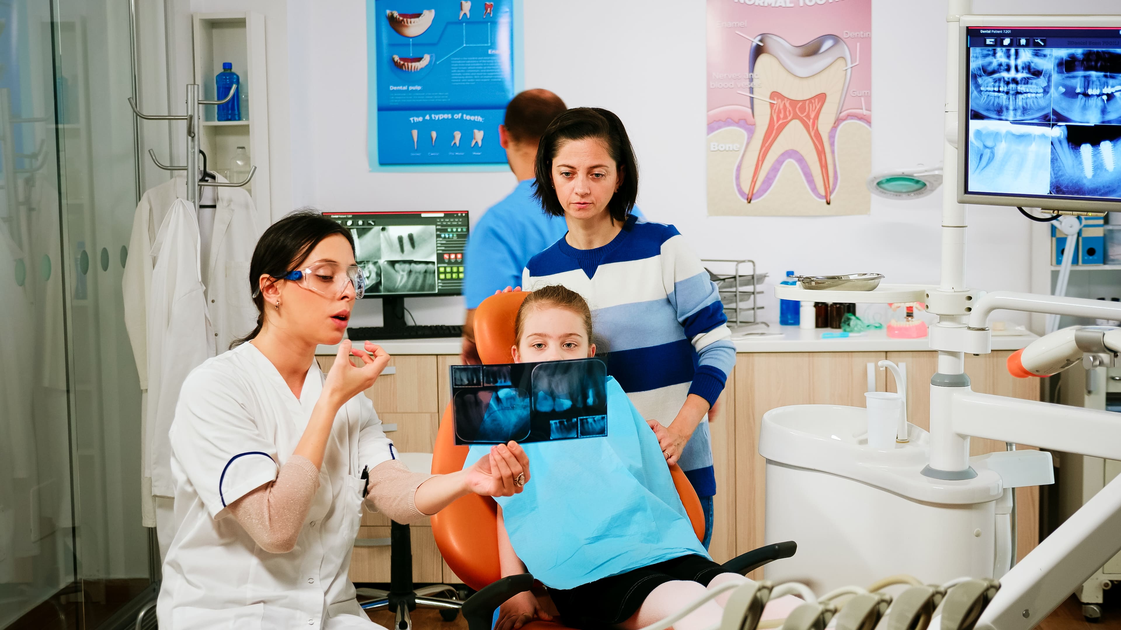 Dentiste montrant une radiographie à une famille