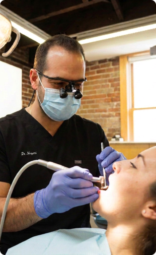 Dr Nezar soignant un patient